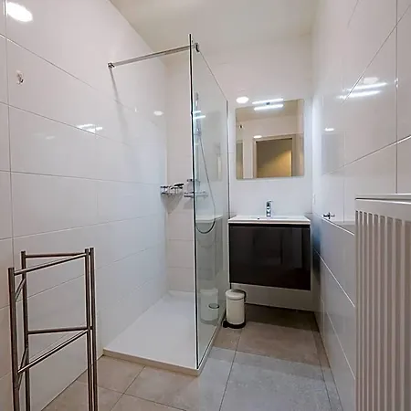 Modern With Spacious Terrace Apartment *